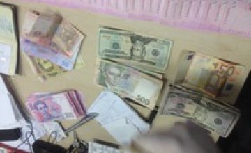 В Днепропетровске работника райсуда поймали на взятке 25 тыс грн