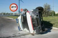 В Киеве на Столичном шоссе перевернулась машина скорой помощи (ФОТО)
