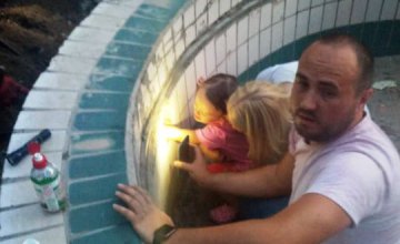 В Днепре двухлетняя девочка застряла в сливной трубе бассейна
