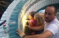 В Днепре двухлетняя девочка застряла в сливной трубе бассейна