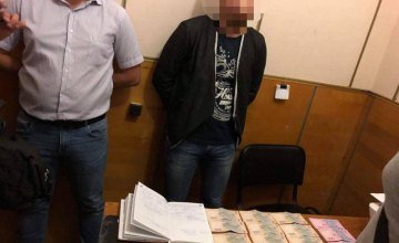 В Киеве двое полицейских требовали от гражданина 17 тыс.грн за справку, которая выдается бесплатно