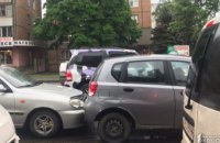ДТП в Кривом Роге: 2 легковушки столкнулись возле остановки общественного транспорта 