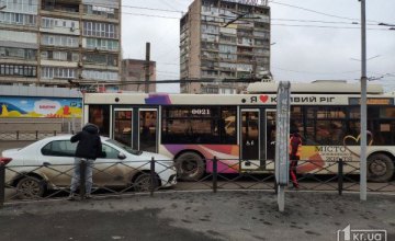 В Кривом Роге столкнулись троллейбус и легковой автомобиль 