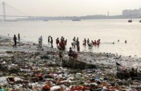  В Индии запретили выбрасывать мусор в реку Ганг