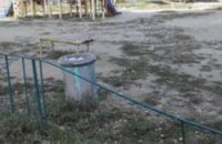 В Днепре вандалы растрощили забор детской площадки
