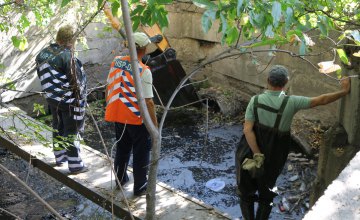 Коммунальщики проводят профилактику подтоплений в АНД районе, расчищая реку Гнилокиш от мусора