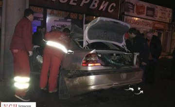 В Одессе автомобиль столкнулся с придорожным столбом: погибла молодая женщина (ФОТО)