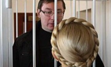 Тимошенко и Луценко привезли в суд в одном спецавтомобиле