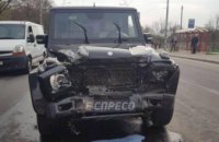 В Киеве пьяный автомойщик угнал Mercedes G-Class и протаранил 2 машины на светофоре (ФОТО)
