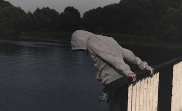 В Кривом Роге 33-летний мужчина пытался покончить с собой, прыгнув с моста