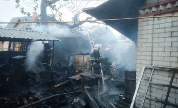 На Днепропетровщине во время пожара в частном доме сгорел автомобиль: огонь уничтожил около 100 кв. м 