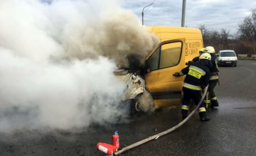 В Днепре при въезде на Южный мост загорелся микроавтобус