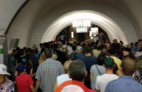 В Киеве на станции метро Вокзальная на эскалаторе упала женщина: движение остановлено (ФОТО)