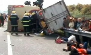 В Китае в результате столкновения автобуса и грузовика погибли 13 человек