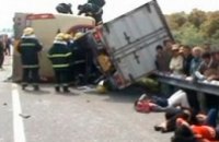 В Китае в результате столкновения автобуса и грузовика погибли 13 человек