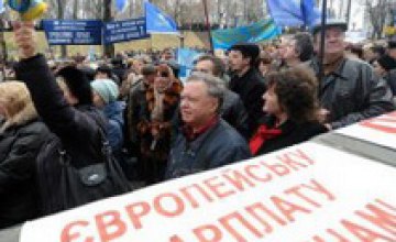 Возле Рады около 100 человек протестуют против принятия Трудового кодекса