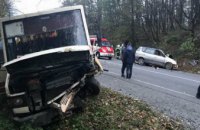 На Львовщине пассажирский автобус столкнулся с иномаркой: 7 человек пострадали