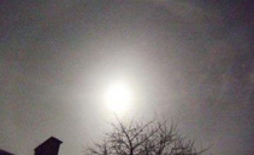 В Днепропетровске наблюдали светящееся кольцо вокруг луны