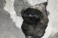 В центре Днепра на дороге образовалась огромная яма - провалился тротуар (ФОТО)