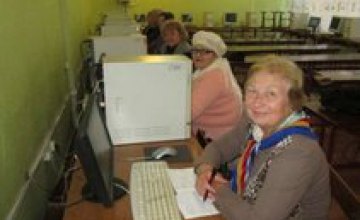 Общаться в соцсетях, отправлять письма и искать информацию в Интернете научили пожилых людей Днепропетровщины