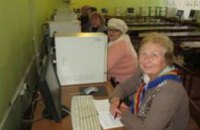 Общаться в соцсетях, отправлять письма и искать информацию в Интернете научили пожилых людей Днепропетровщины