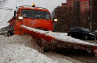 Улицы Днепропетровска убирает 1,1 тыс дворников и 74 машины спецтехники, - горсовет