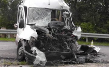 В Кировоградской области влобовую столкнулись легковушка и пассажирский микроавтобус: 3 человека пострадали