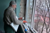 «По вул. Коксовій у 70 вікнах замінили скло, нині вставляємо 50 нових вікон», — черговий по місту про усунення наслідків обстрілу у Дніпрі