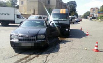 В Днепре Chrysler столкнулся с рейсовым автобусом: двое пострадавших