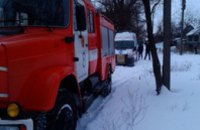 В Днепропетровской области спасатели вытащили из снега карету «скорой» с роженицей и 7 хлебных фургонов