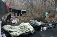 В Харькове 21-летняя женщина живет с новорожденным ребенком в посадке под открытым небом (ФОТО)