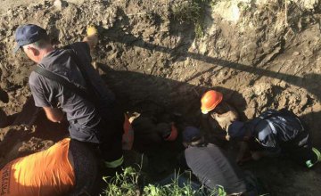 В Киевской области во время проведения ремонтных работ двух работников засыпало землей (ФОТО)