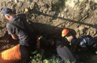 В Киевской области во время проведения ремонтных работ двух работников засыпало землей (ФОТО)