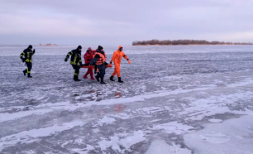 В Черкассах двое подростков провалились под лёд: один погиб (ВИДЕО)
