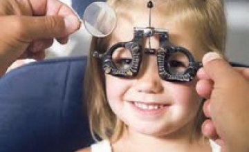 Для предотвращения ухудшения зрения у детей необходимо наблюдать за детьми и в домашних условиях, - медики