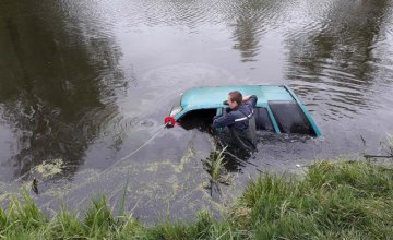 В Киевской области спасатели достали автомобиль из пруда 