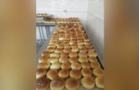 Понад 1 тис пиріжків та майже 100 банок консервації: мешканці Чумаківської громади передали посилку на фронт 