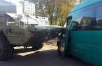 В Днепропетровской области столкнулись маршрутка и БТР