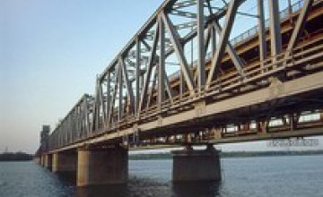 В Днепропетровске 72-летняя пенсионерка бросилась с моста, пытаясь покончить с собой