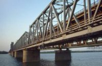 В Днепропетровске 72-летняя пенсионерка бросилась с моста, пытаясь покончить с собой