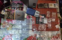 Около 40 слип-пакетов с метамфетамином и конопля в горшках: в Днепре задержан наркоторговец