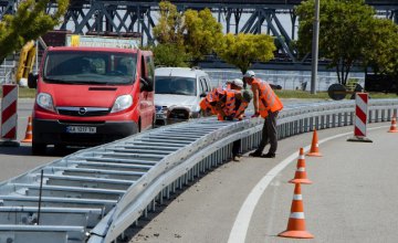 В Днепре устанавливают колесоотбойный брус европейского образца, благодаря которому количество аварий на дорогах уменьшится