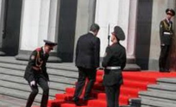 Военного, который упал во время инаугурации Порошенко, уволили (ВИДЕО)