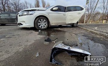 На Днепропетровщине столкнулись две иномарки: пострадали двое взрослых и ребенок (ФОТО)