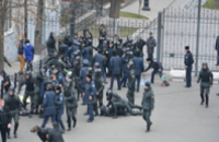 Под АП активисты пытались спилить забор и подрались с милицией (ФОТО, ВИДЕО)