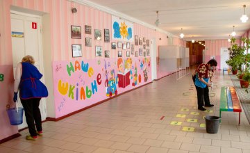 Дніпро навчає з любов’ю: у місті ретельно дезінфікують заклади освіти, де розташовувались виборчі дільниці