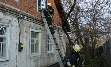 В Днепре горел частный дом: огнем уничтожено крышу и домашнее имущество