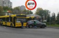 ДТП с маршруткой в Киеве: перекрыто движение на круге м. Левобережная