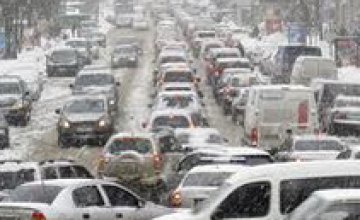 В Киеве мокрый снег и пробки: ситуация на дорогах оценивается в 7 баллов