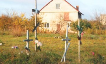 В Днепродзержинске покойников хоронят на территории кладбища жертв Голодомора, - общественники (ФОТО)